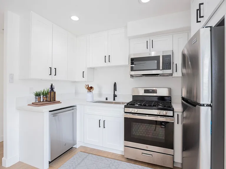 Discover Modern Townhome Living in Palms - 1 & 2 Bedrooms Available, Moments from Culver City! — Photo 12