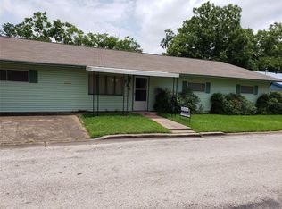 604 N Market St, Hallettsville, TX 77964