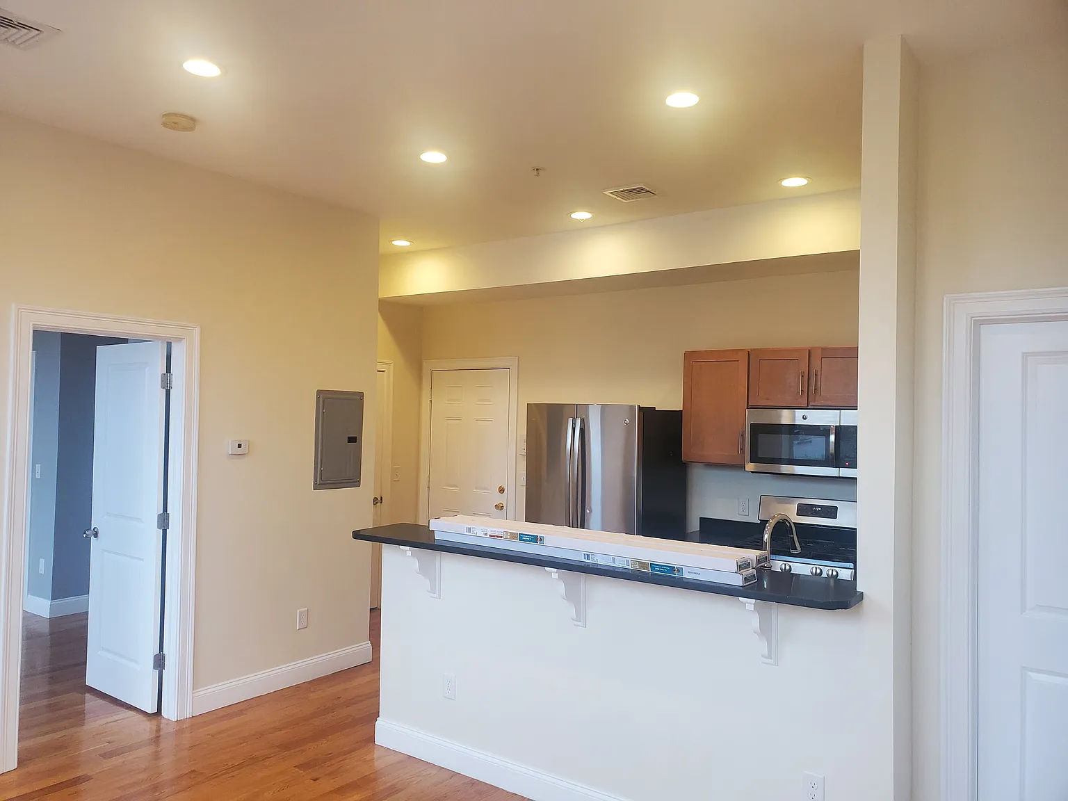 3 bed, 550 sqft, $3,200 — Photo 2