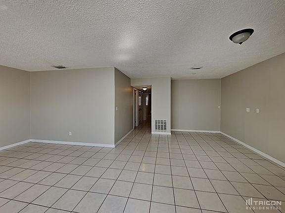 3rd image of 4923 Crest Hill Dr