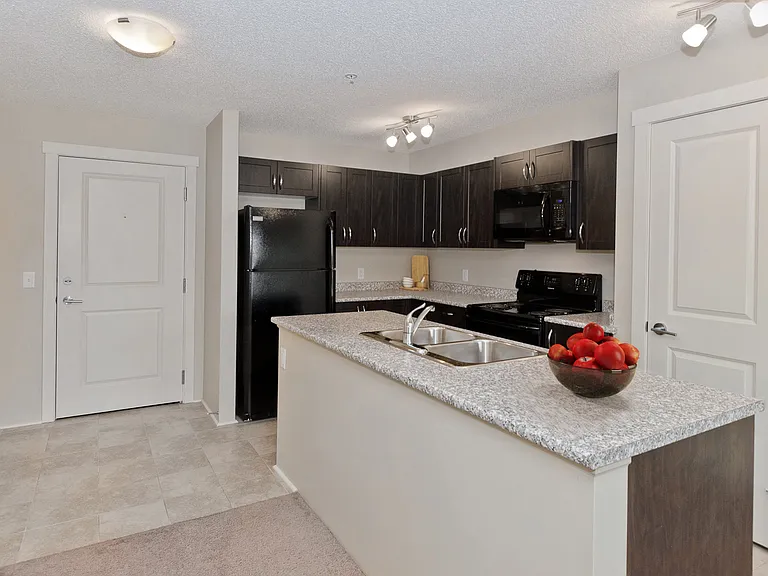 104 Hemlock Cres SW — Photo 4