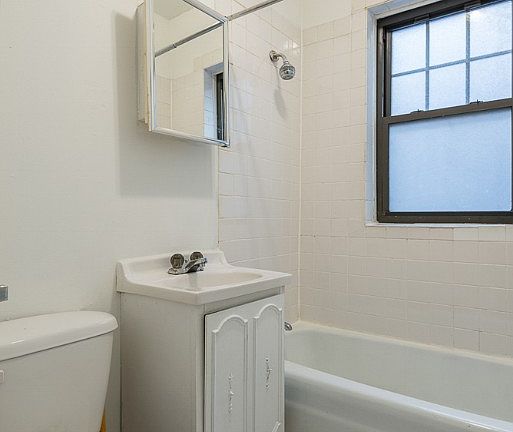 4th image of 654 W Cornelia Ave #6545
