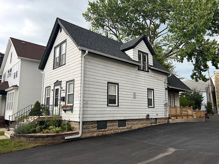 2030 N Farwell Ave #A — Photo 1