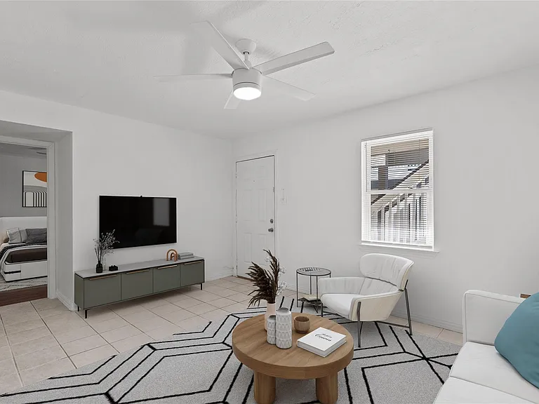 918 Winnie St #103 — Photo 3