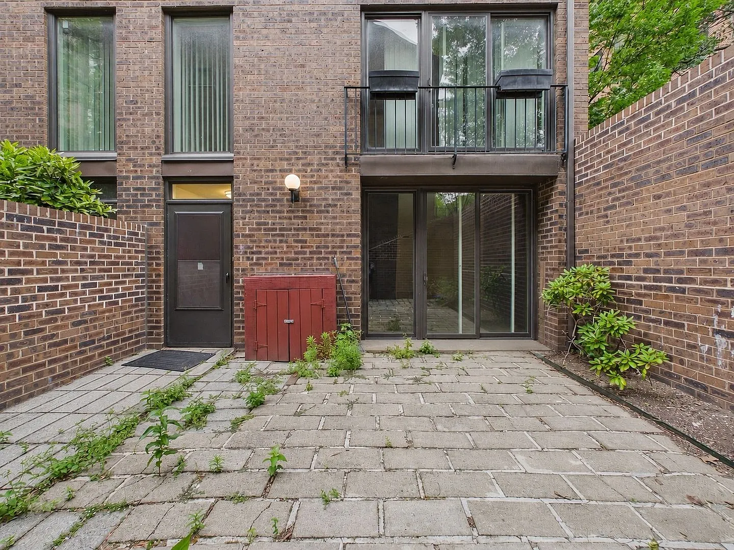 Spacious Three Bedroom Townhome in Society Hill! — Photo 2