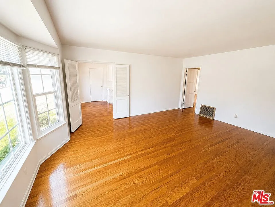 2 bed, 1.0 bath, 1100 sqft, $3,450 — Photo 3