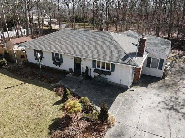 132 Head Of The Neck Road, Manorville, NY 11949