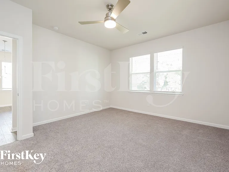 534 Hillpark Ln — Photo 8