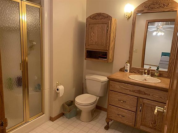 4th image of 585 Highland Dr