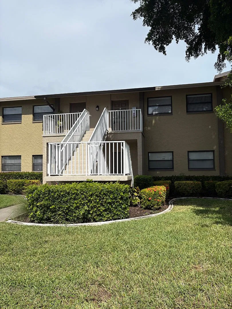 Charming 2-Bedroom Condo in Lochmoor Villas - Community Pool & In-Unit Laundry! — Photo 1