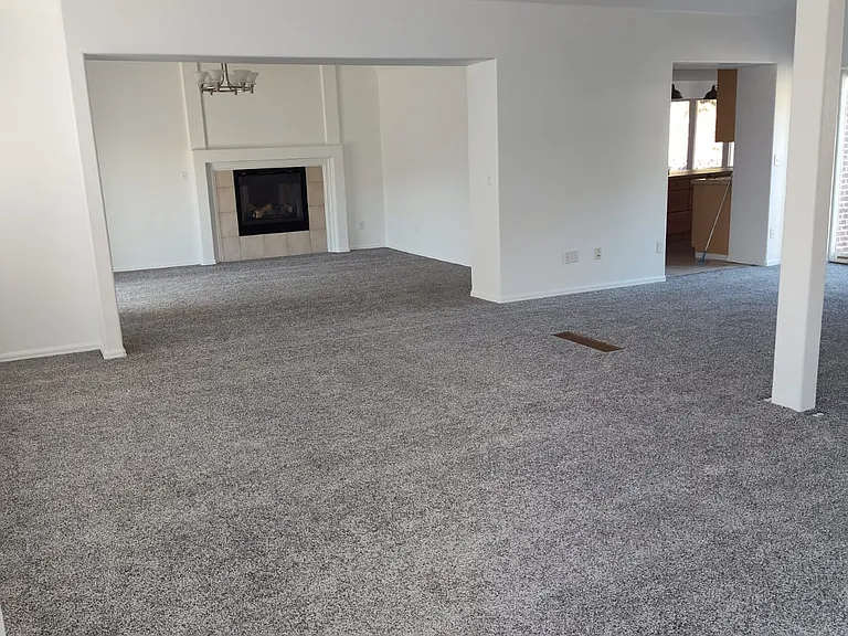 LIVING ROOM 
DINING ROOM