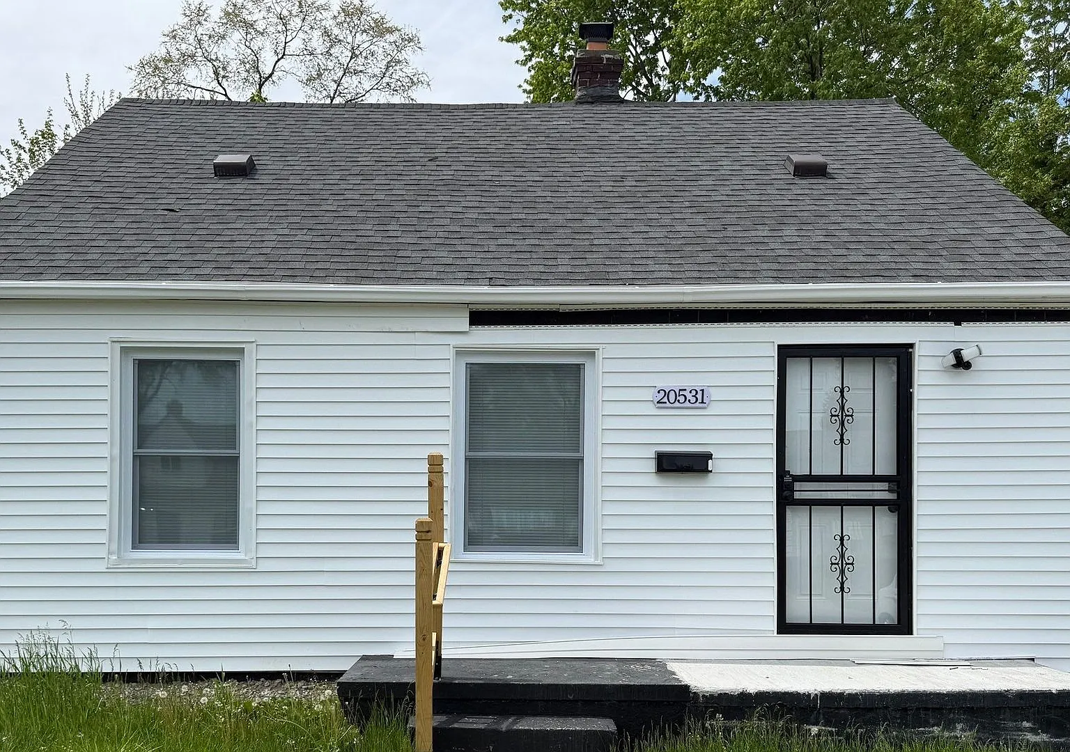 This beautifully updated 4-bedroom, 1-bath single-family home is ready for move-in! — Photo 1