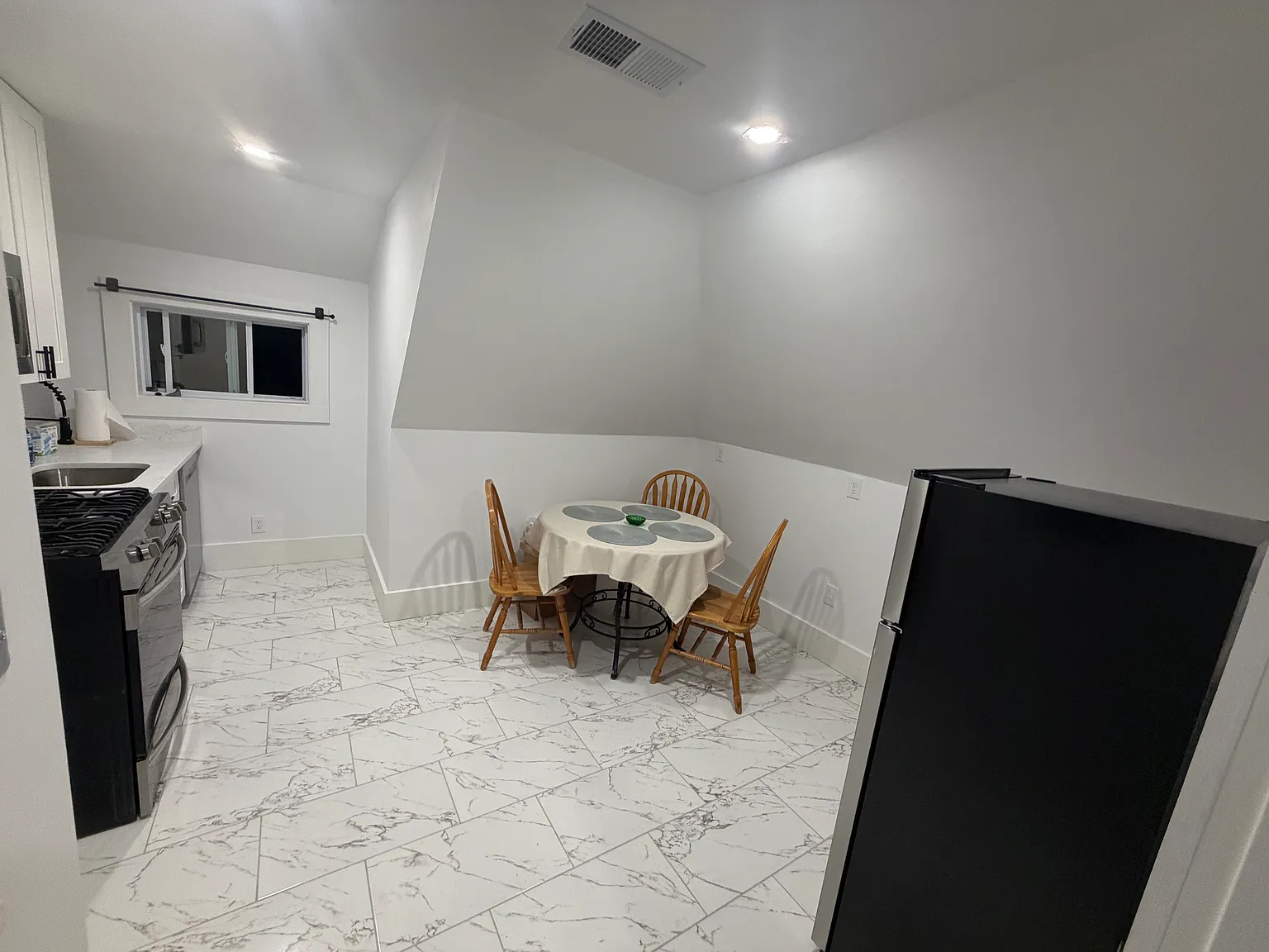 3 bed, 1000 sqft, $3,000 — Photo 4