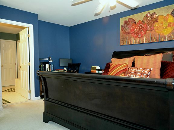 M Bed - 2 walk in closets !