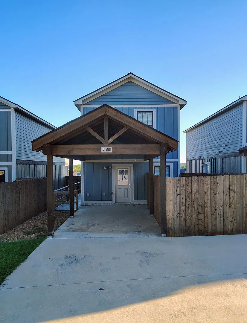 3 Bedroom/2 Bathroom Townhouse Southside — Photo 3