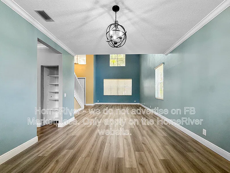 4 bed, 2.5 bath, 2600 sqft, $5,350 — Photo 2