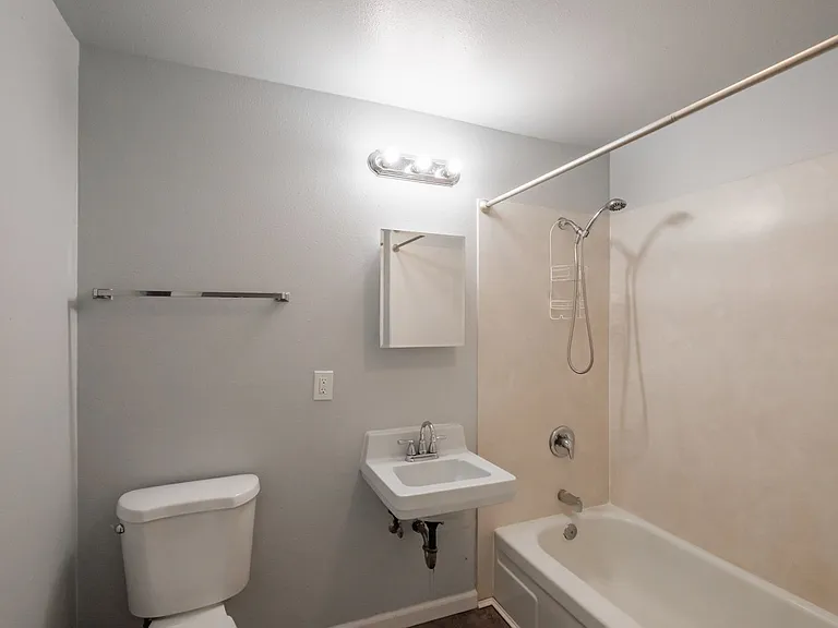 115 NW 15th St — Photo 9