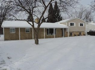 1001 Meadow Dr, Owosso, MI 48867