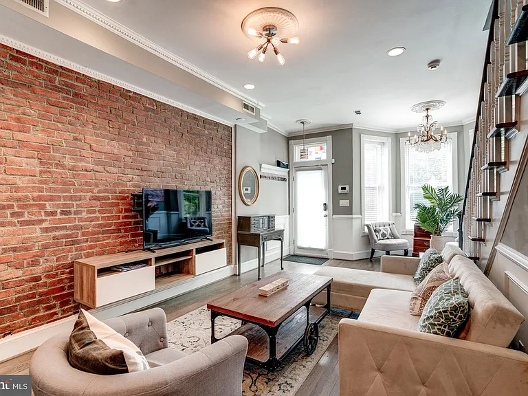 1016 G St SE — Photo 10