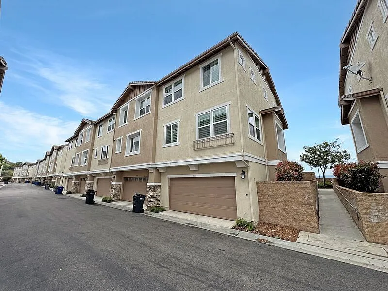 3 bed, 2.5 bath, 1585 sqft, $3,900 — Photo 3