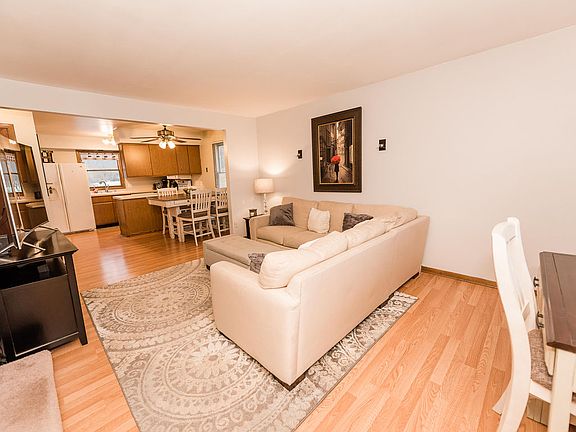 3rd image of 904 S Imperial Dr
