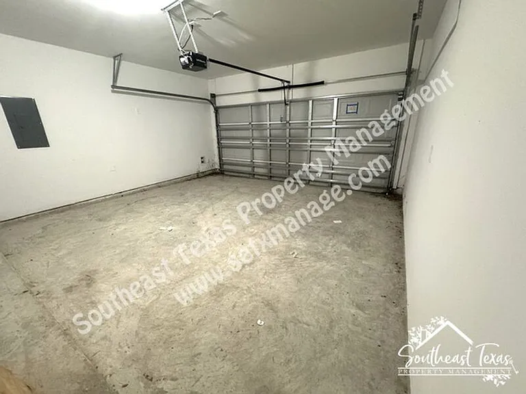 111 Lakeway Cir — Photo 24