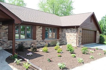 2nd image of 909 Abbotsford Ln