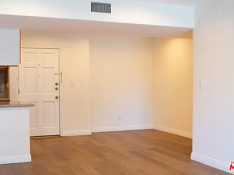 18307 Burbank Blvd #202 — Photo 3