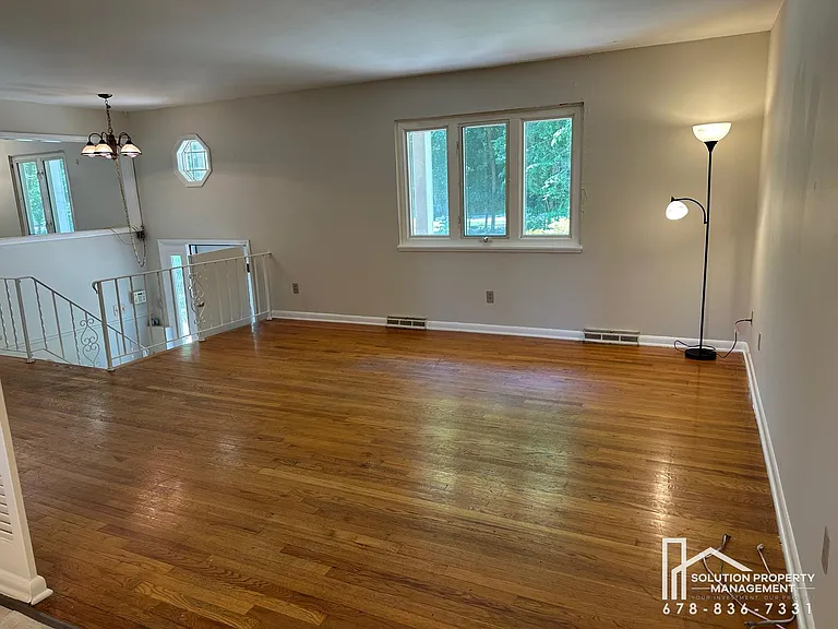 1323 Hilton Dr — Photo 2