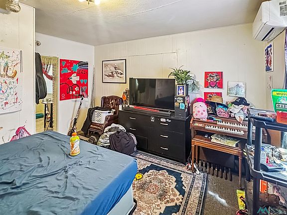 4th image of 109 N Elm St