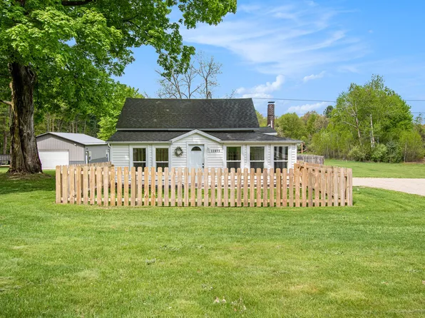 11855 Long Lake Dr, Sparta, MI 49345