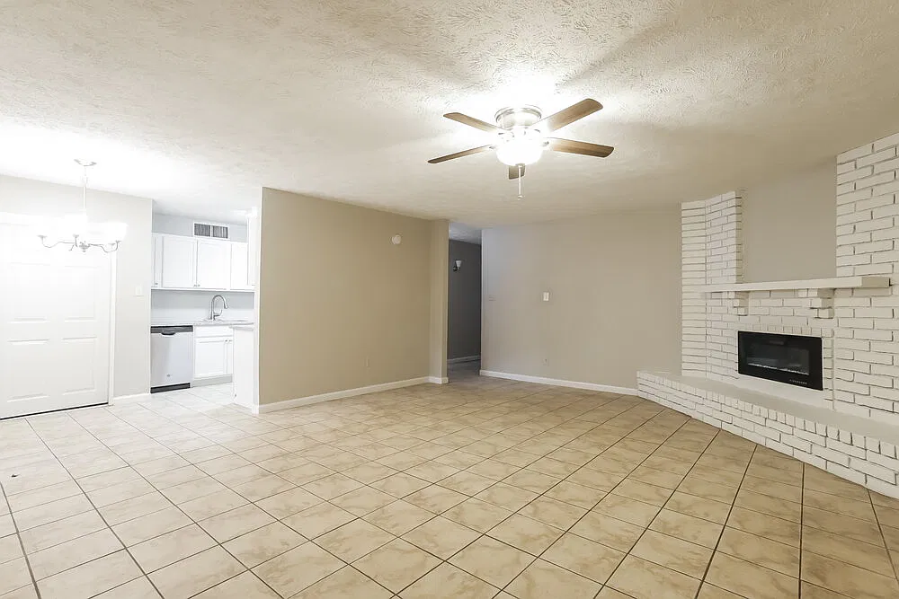3 bed, 2.0 bath, 1305 sqft, $1,655 — Photo 4