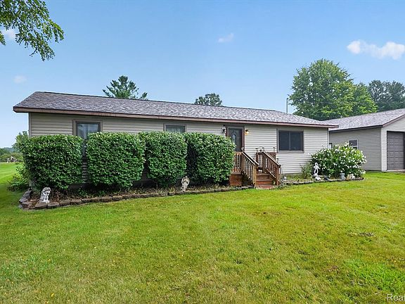 2nd image of 10977 Maple Rd