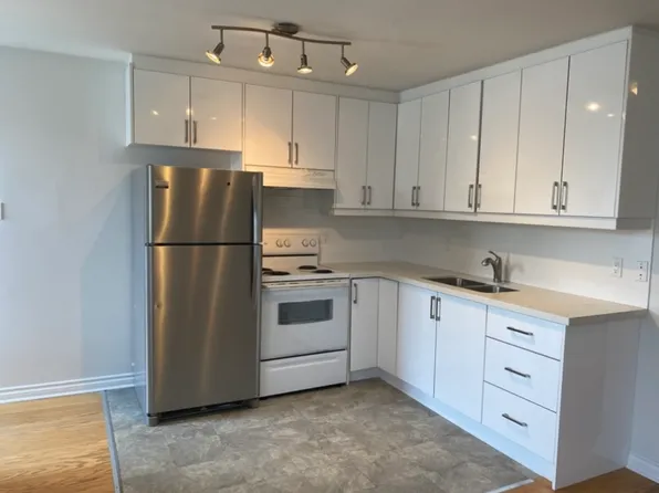 998 Queen St E #4, Toronto, ON M4M 1K1