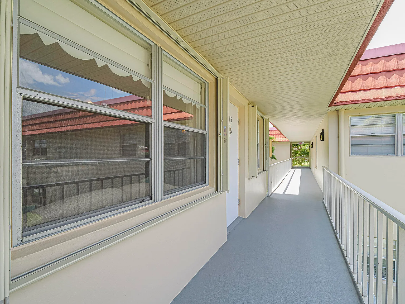 1 bed, 1.5 bath, 934 sqft, $1,285 — Photo 3