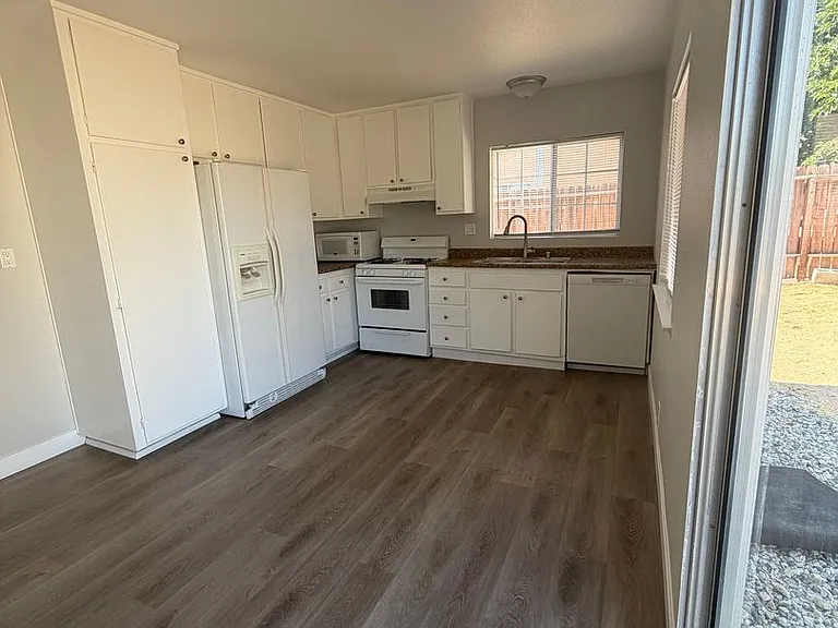 42843 Alep St — Photo 2