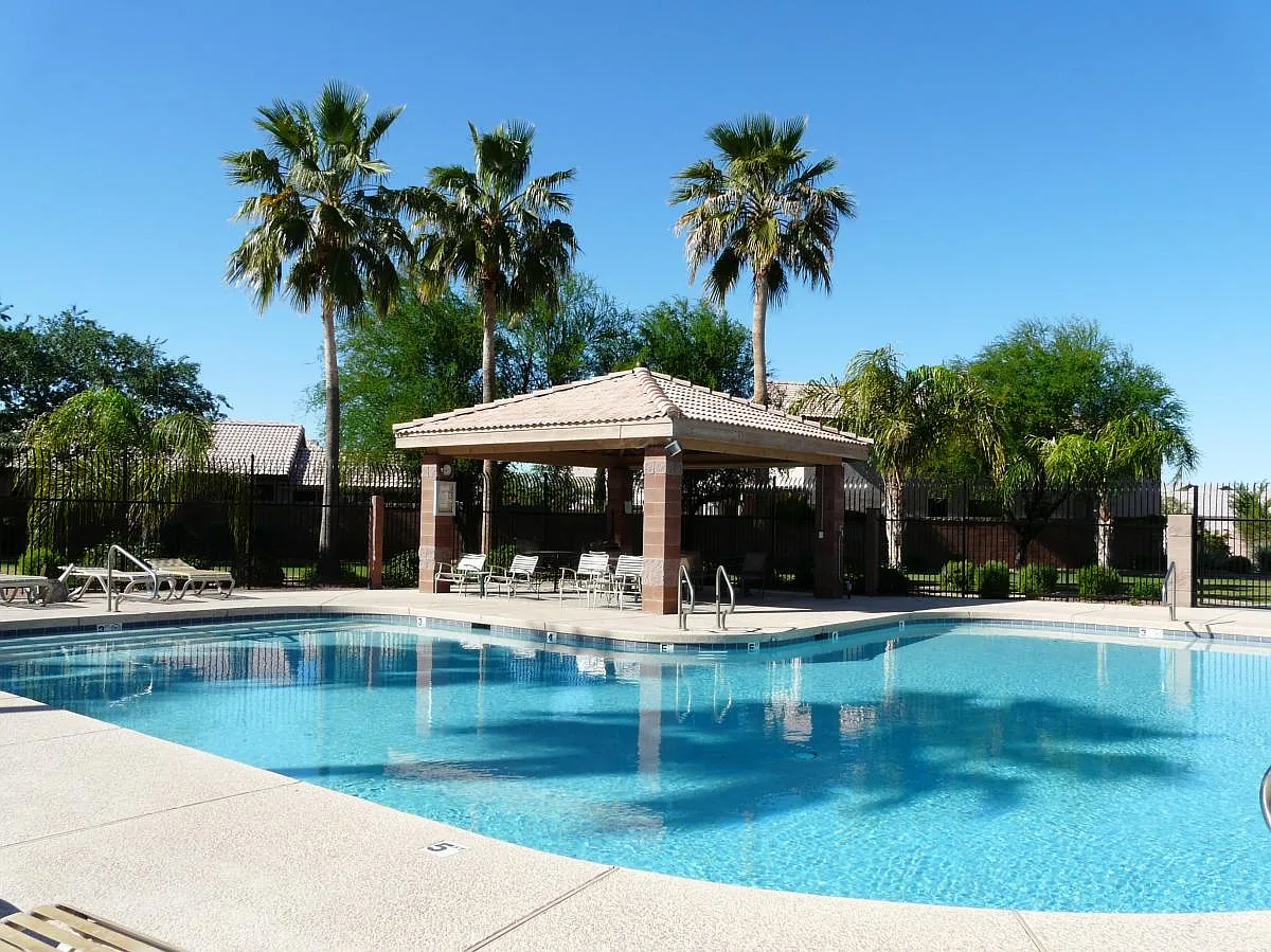 3 bed, 2.5 bath, 1900 sqft, $2,349 — Photo 2