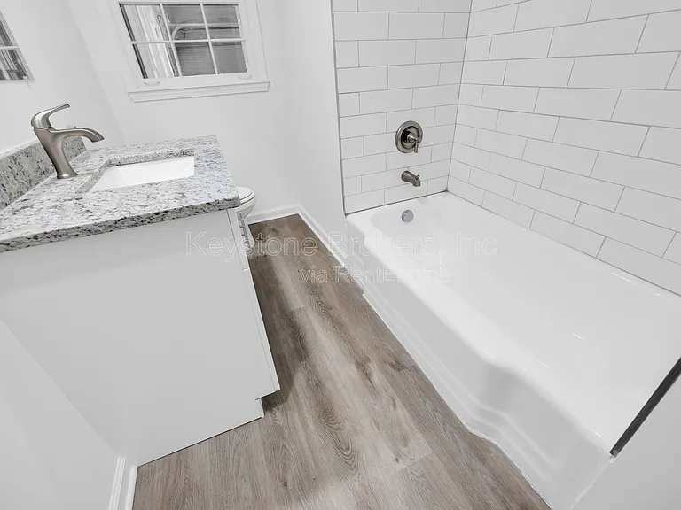 1586 Kings Rd — Photo 3