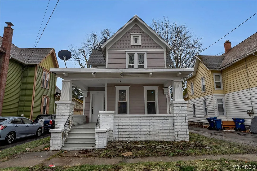 147 Grand St photo 1
