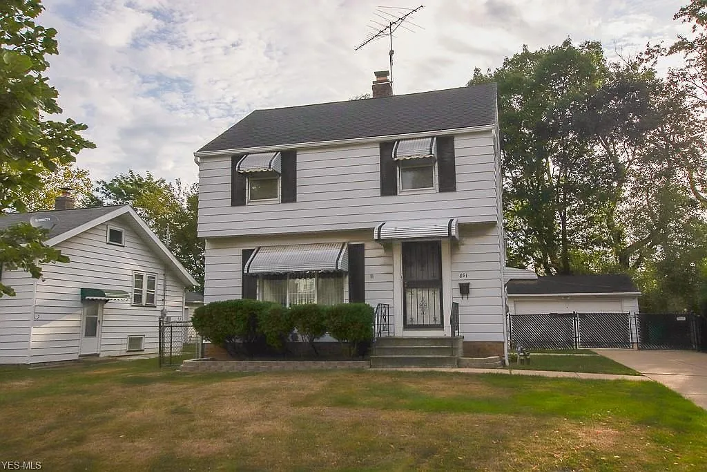 891 E 239th St photo 1