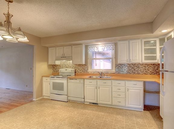 3rd image of 900 Webb Dr