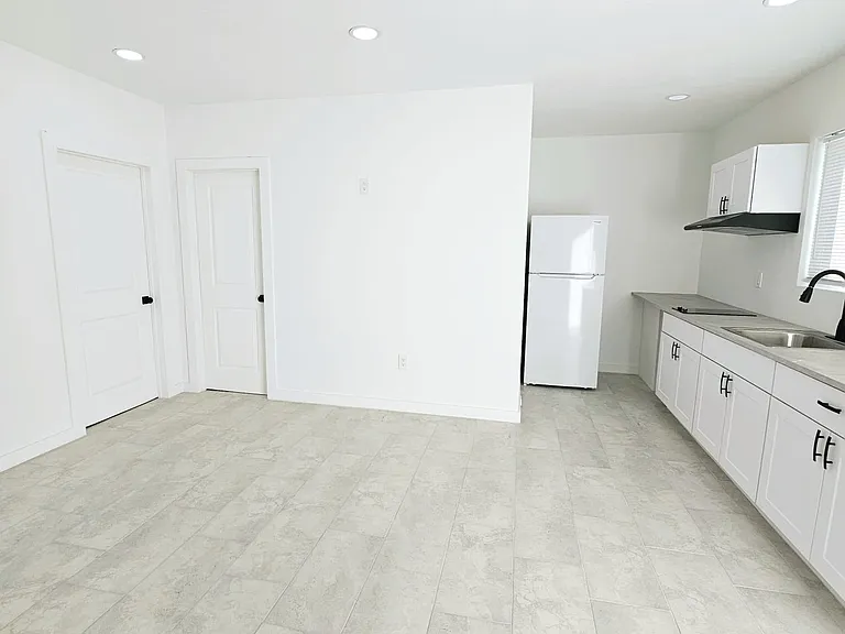 1014 Mandalay Dr — Photo 3
