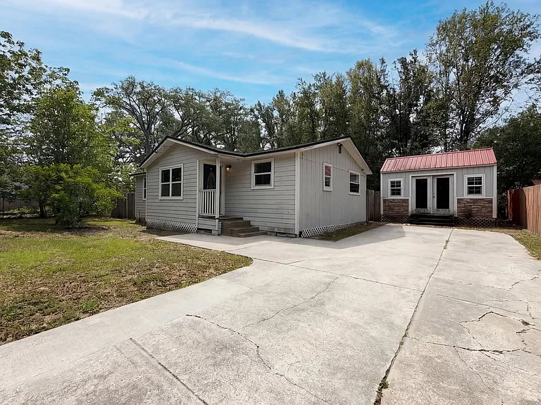 7012 Thurston Rd — Photo 2