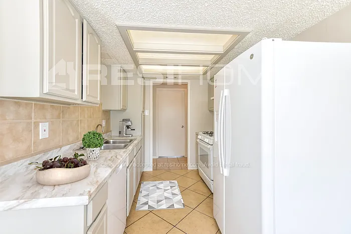 Building Photo - 220 E Milas Dr