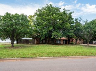 321 Grissom Dr, Elk City, OK 73644