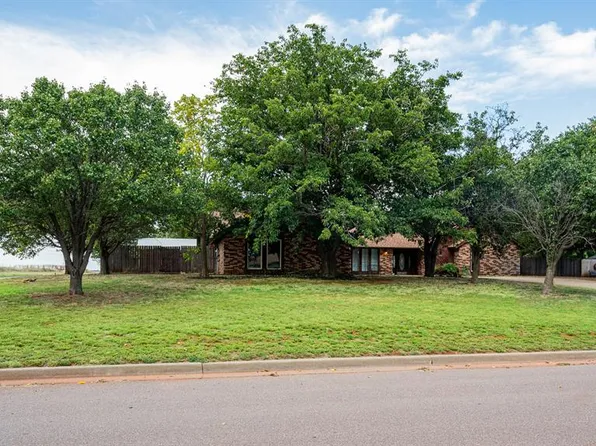 321 Grissom Dr, Elk City, OK 73644