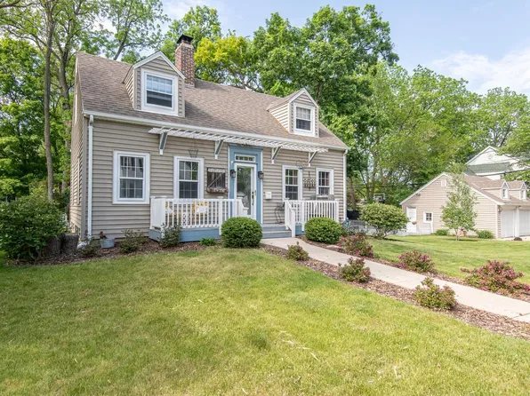 10910 West Denis AVENUE, Hales Corners, WI 53130