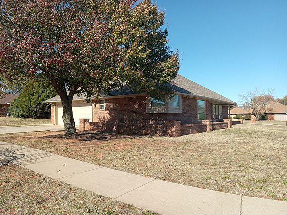 3rd image of 217 S Ramblin Oaks Dr