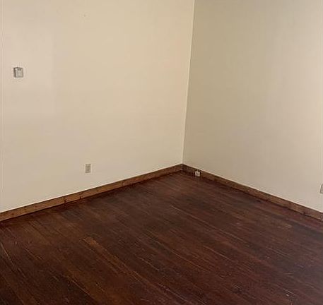 3rd image of 122 Lamberton St Floor 1
