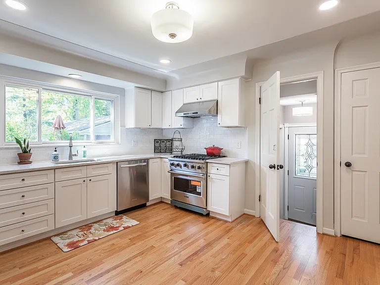 906 Putney St — Photo 16